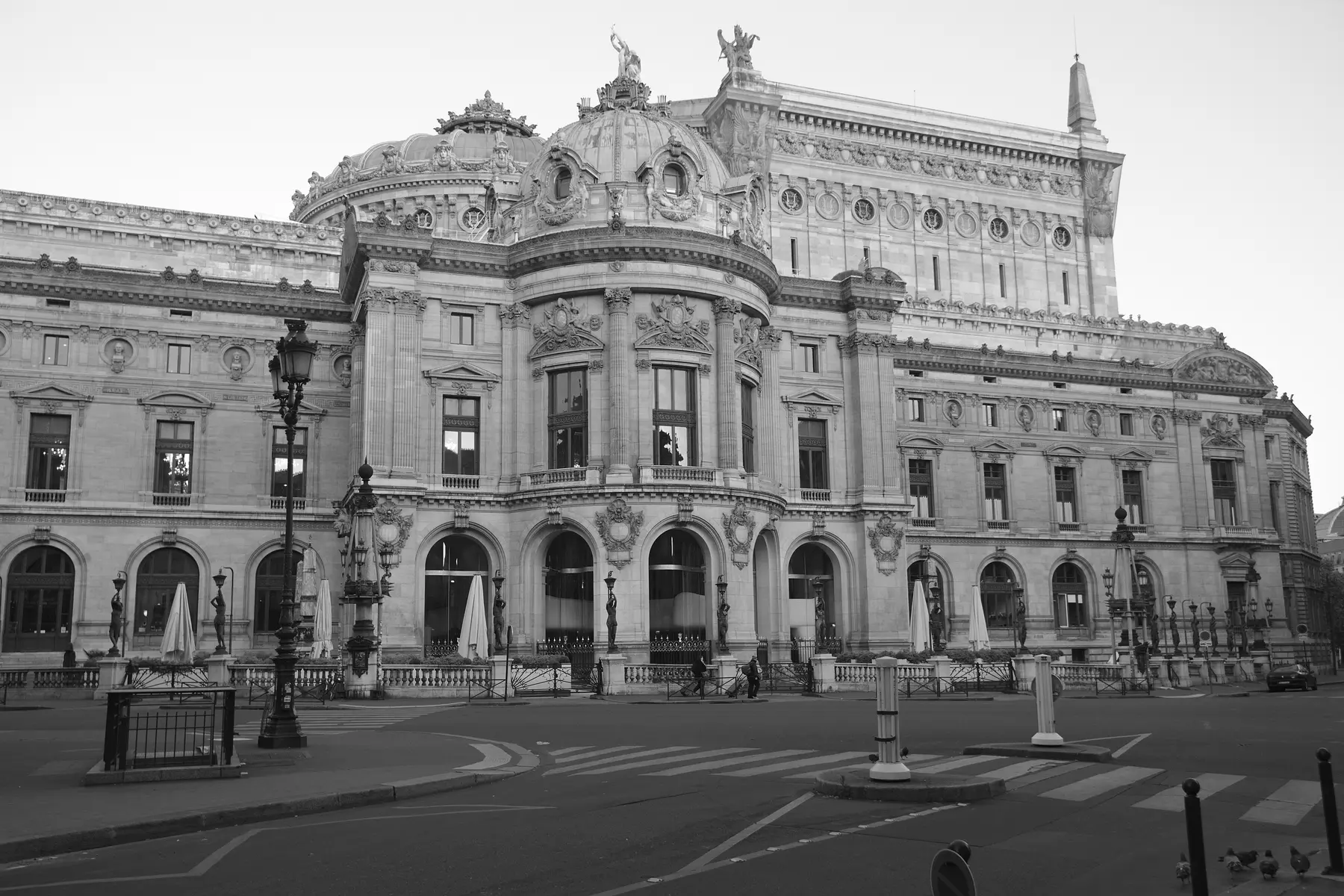 Façade orientale du palais Garnier photographiée le matin
