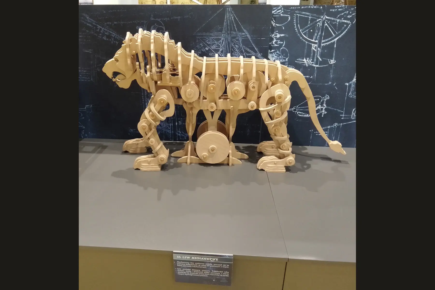 Reconstruction moderne en bois du lion mécanique attribué à Léonard de Vinci