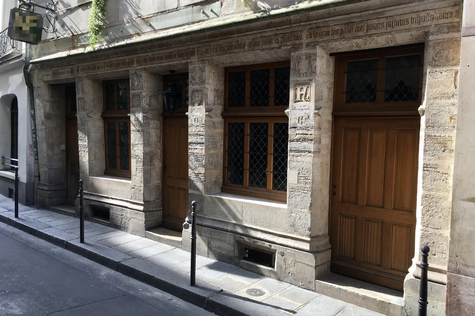 Façade de la maison dite de Nicolas Flamel, rue de Montmorency à Paris